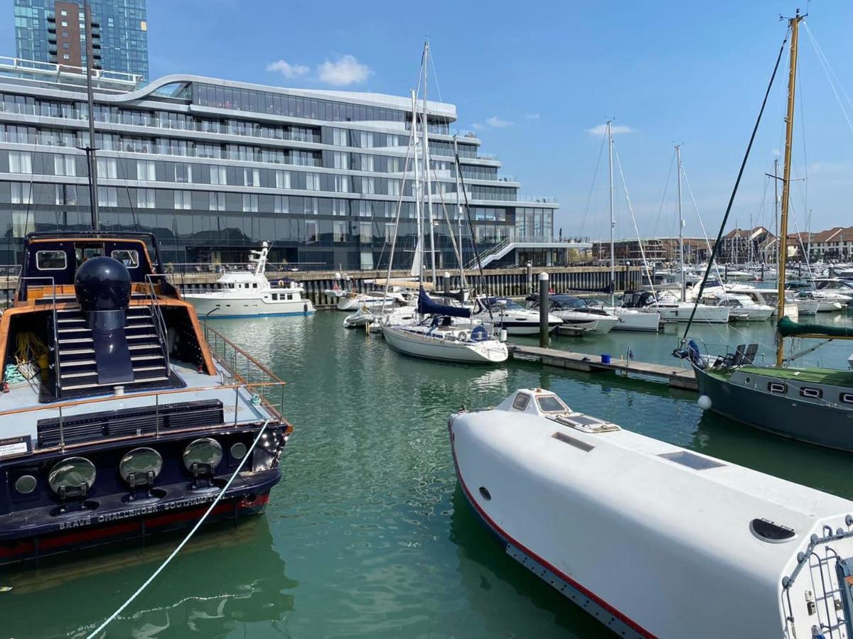 5 Star Ocean Village Marina Reconditioned Rnli Rig Life Boat เซาธ์แธมป์ตัน ภายนอก รูปภาพ